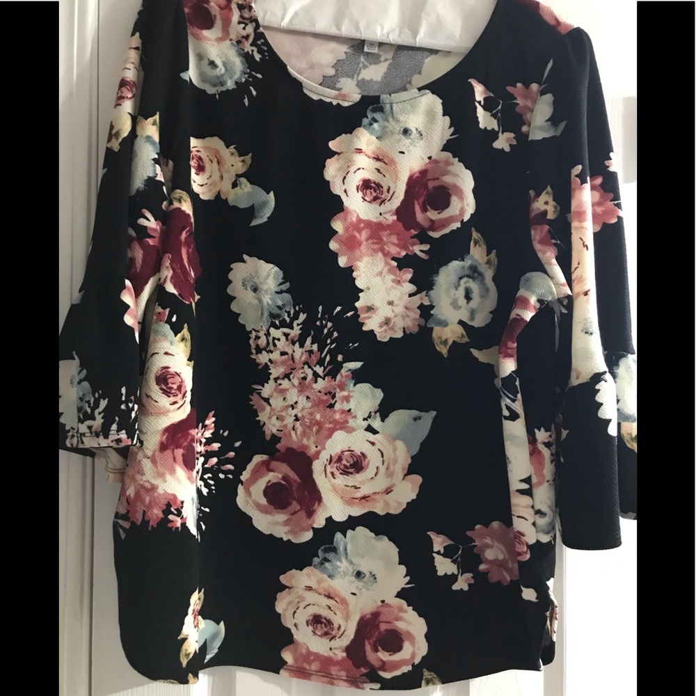 Green Envelope brand black floral top sz 2x